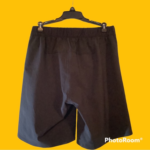 On Running Waterproof and windproof yet breathable running shorts. black, medium - Picture 6 of 10